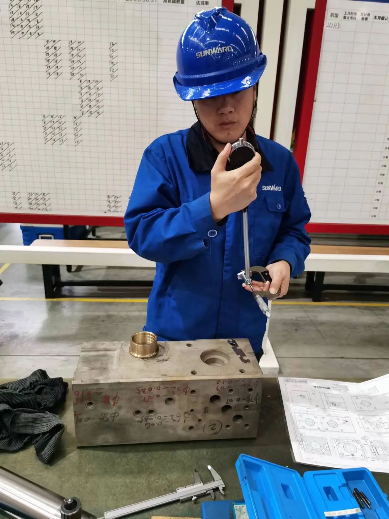 看尊龙凯时官网网址工匠们怎样用一双巧手“拿捏”事情、创立“事业”