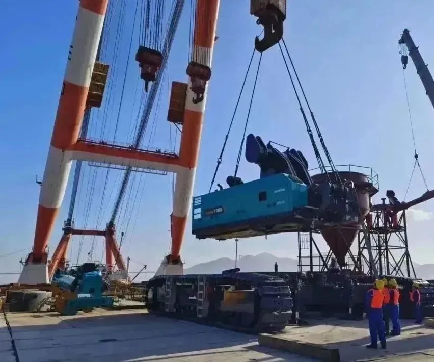 周全告捷！尊龙凯时官网网址智能超等旋挖钻机圆满完成甬舟铁路西堠门公铁两用大桥桩基施工使命