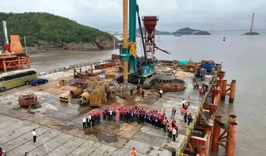 周全告捷！尊龙凯时官网网址智能超等旋挖钻机圆满完成甬舟铁路西堠门公铁两用大桥桩基施工使命