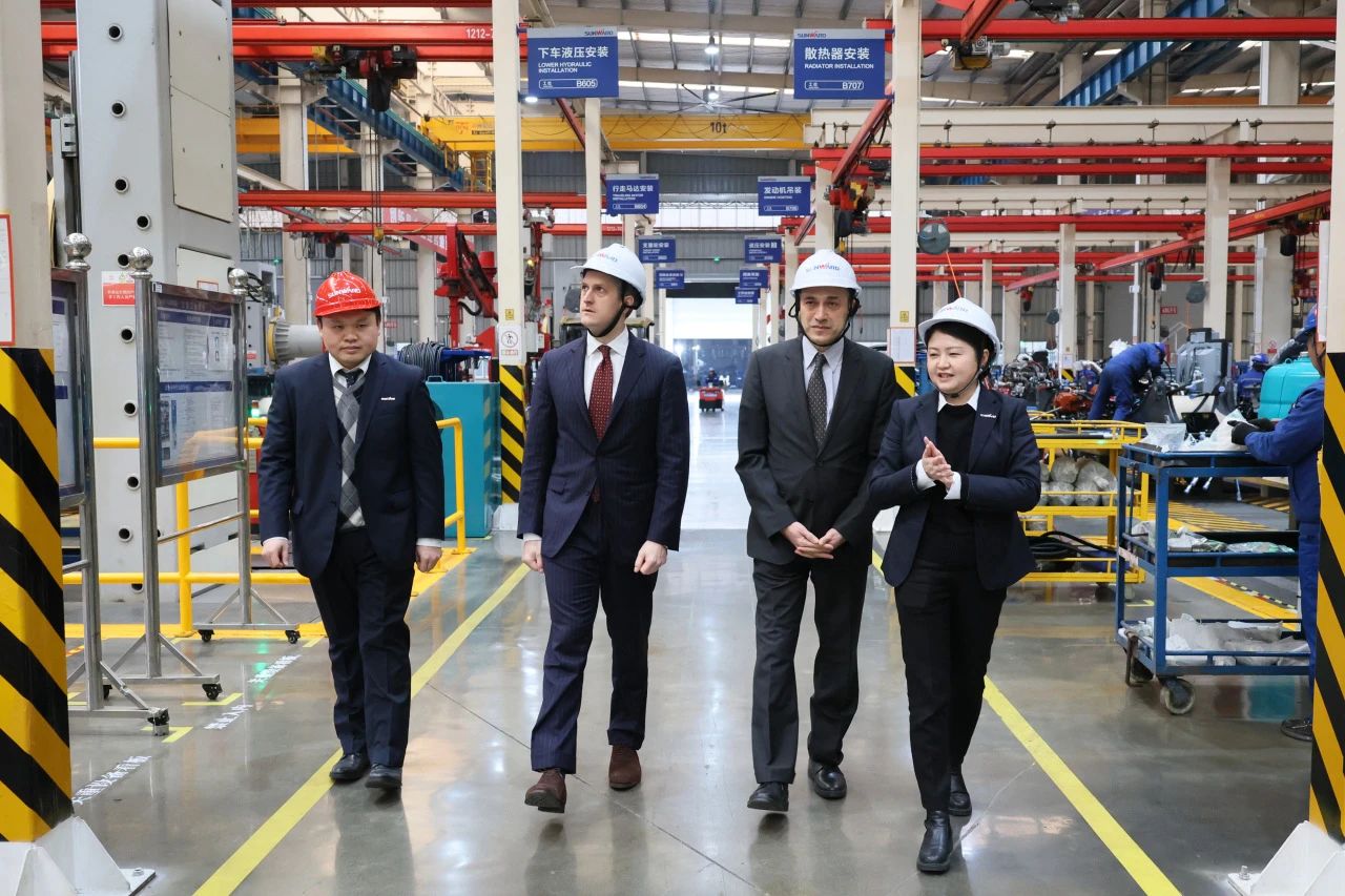 加拿大驻广州总领事贝加德到访尊龙凯时官网网址智能