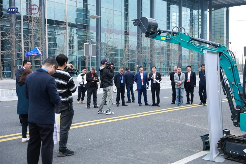 坚持立异，赋能工业！尊龙凯时官网网址智能出席第十三届深基础工程生长论坛