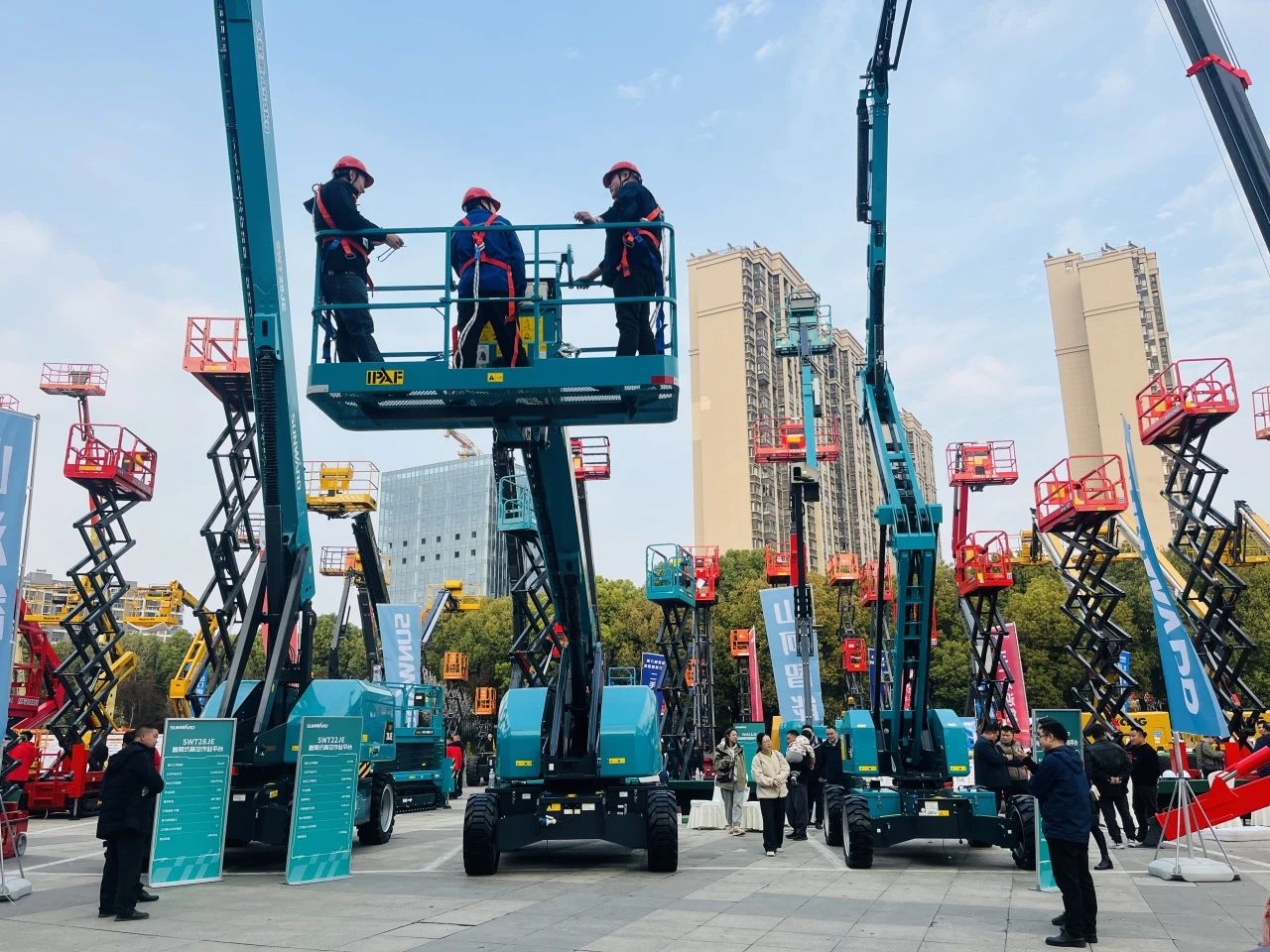 “爆品”来袭，签简单直！ 尊龙凯时官网网址智能艳服亮相第八届天下高空作业平台租赁大会