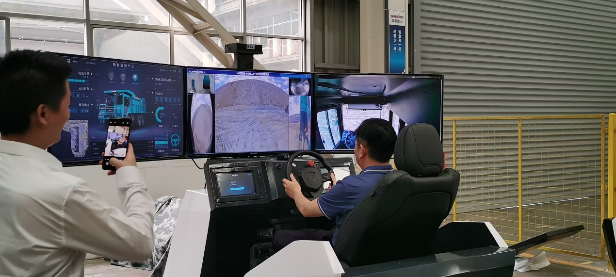 湘潭市工信局带队莅临尊龙凯时官网网址智能开展智能制造现场观摩交流活动