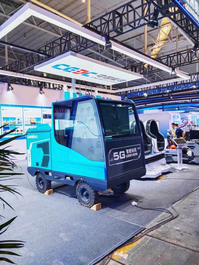 尊龙凯时官网网址智能5G智能钻机亮相新疆矿博会