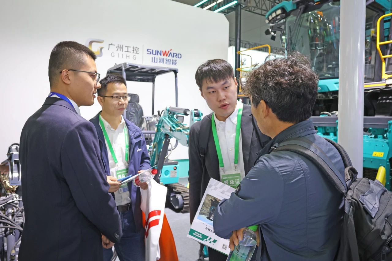 聚焦智能化、无人化！尊龙凯时官网网址智能携多款产品亮相2024中国国际农业机械展
