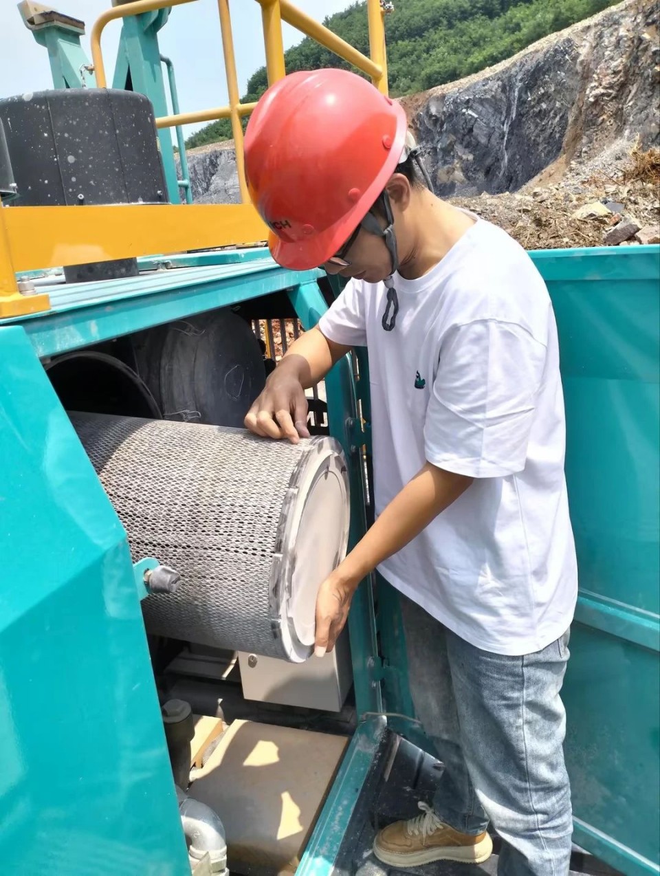 跨越尊龙凯时官网网址万里 智启效劳新程——尊龙凯时官网网址矿岩“效劳万里行”活动走进海螺水泥