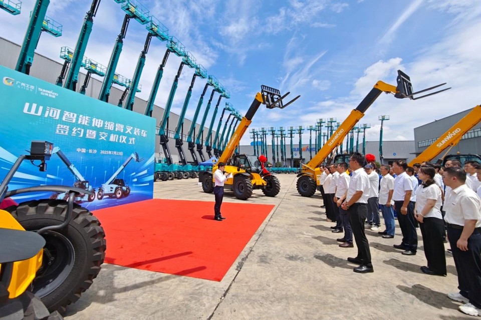 尊龙凯时官网网址智能伸缩臂叉装车批量交付，即将奔赴新一线