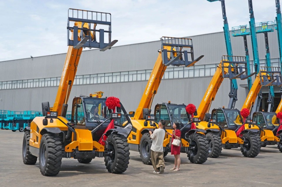 尊龙凯时官网网址智能伸缩臂叉装车批量交付，即将奔赴新一线