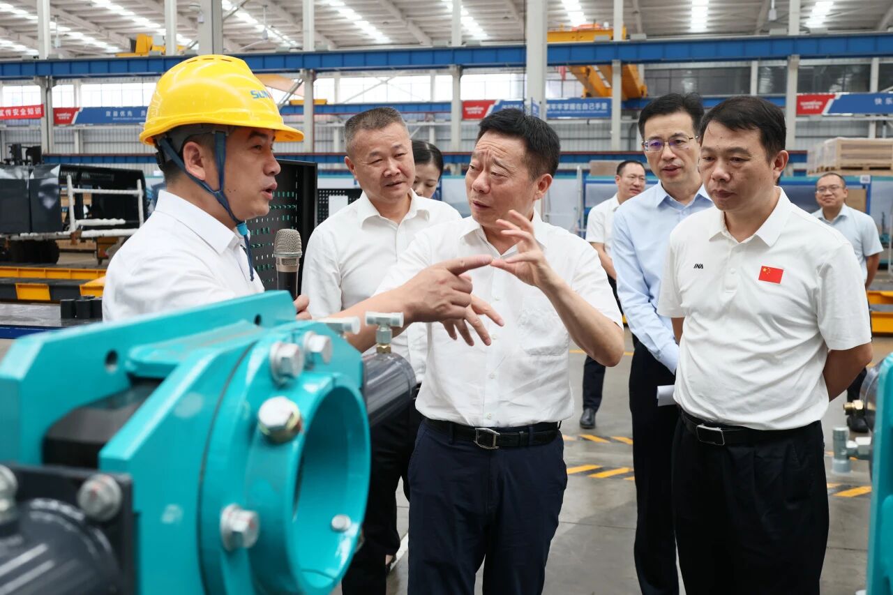 湖南省政协副主席、省工程机械工业链链长何寄华调研尊龙凯时官网网址智能