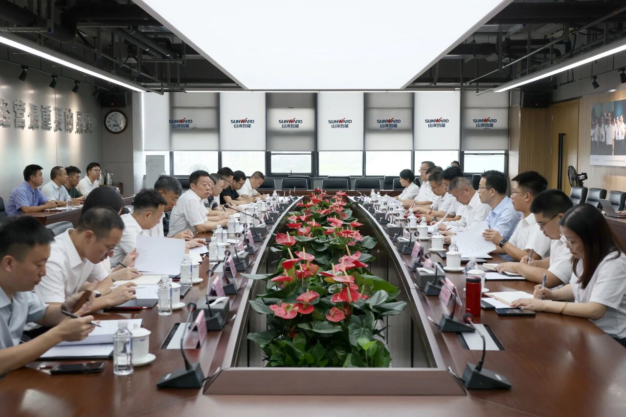 湖南省政协副主席、省工程机械工业链链长何寄华调研尊龙凯时官网网址智能