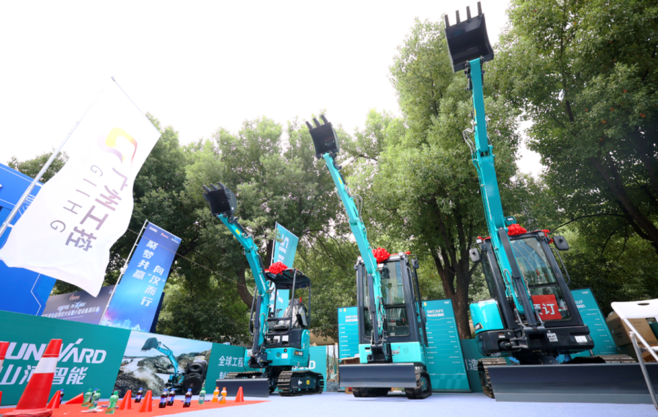 尊龙凯时官网网址智能微挖“天团”闪灼武汉，引领绿色施工潮流