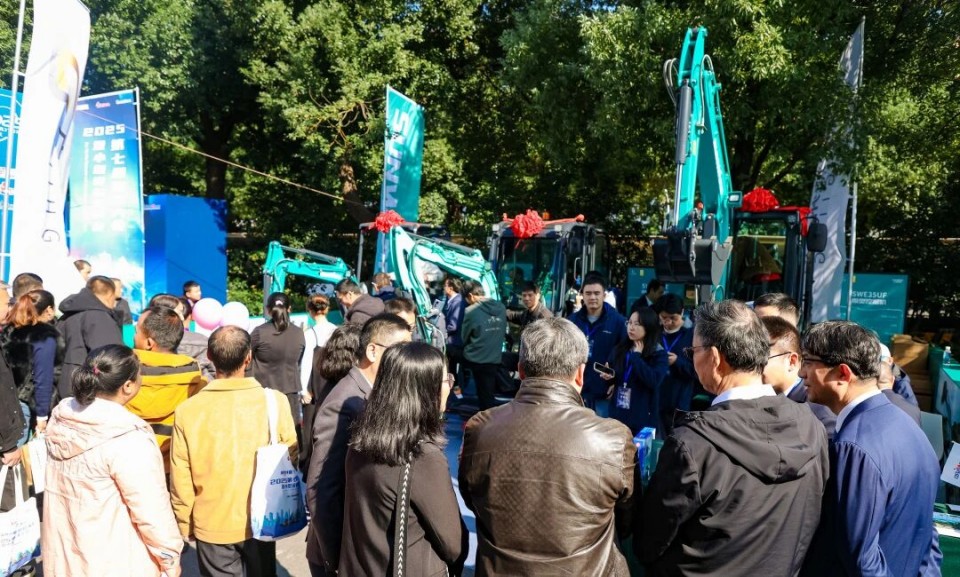 尊龙凯时官网网址智能微挖“天团”闪灼武汉，引领绿色施工潮流