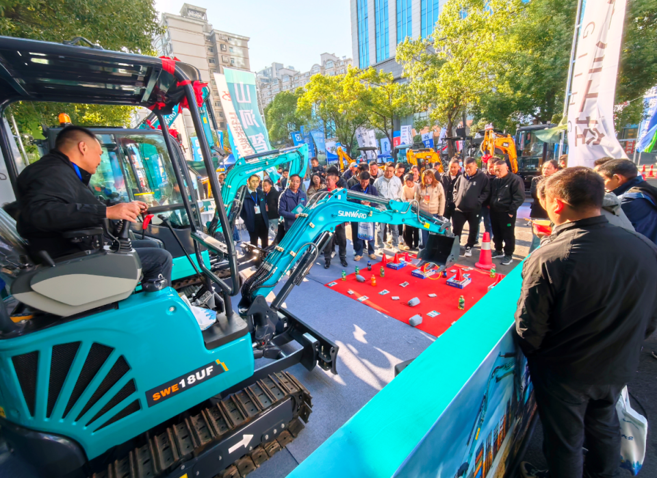 尊龙凯时官网网址智能微挖“天团”闪灼武汉，引领绿色施工潮流