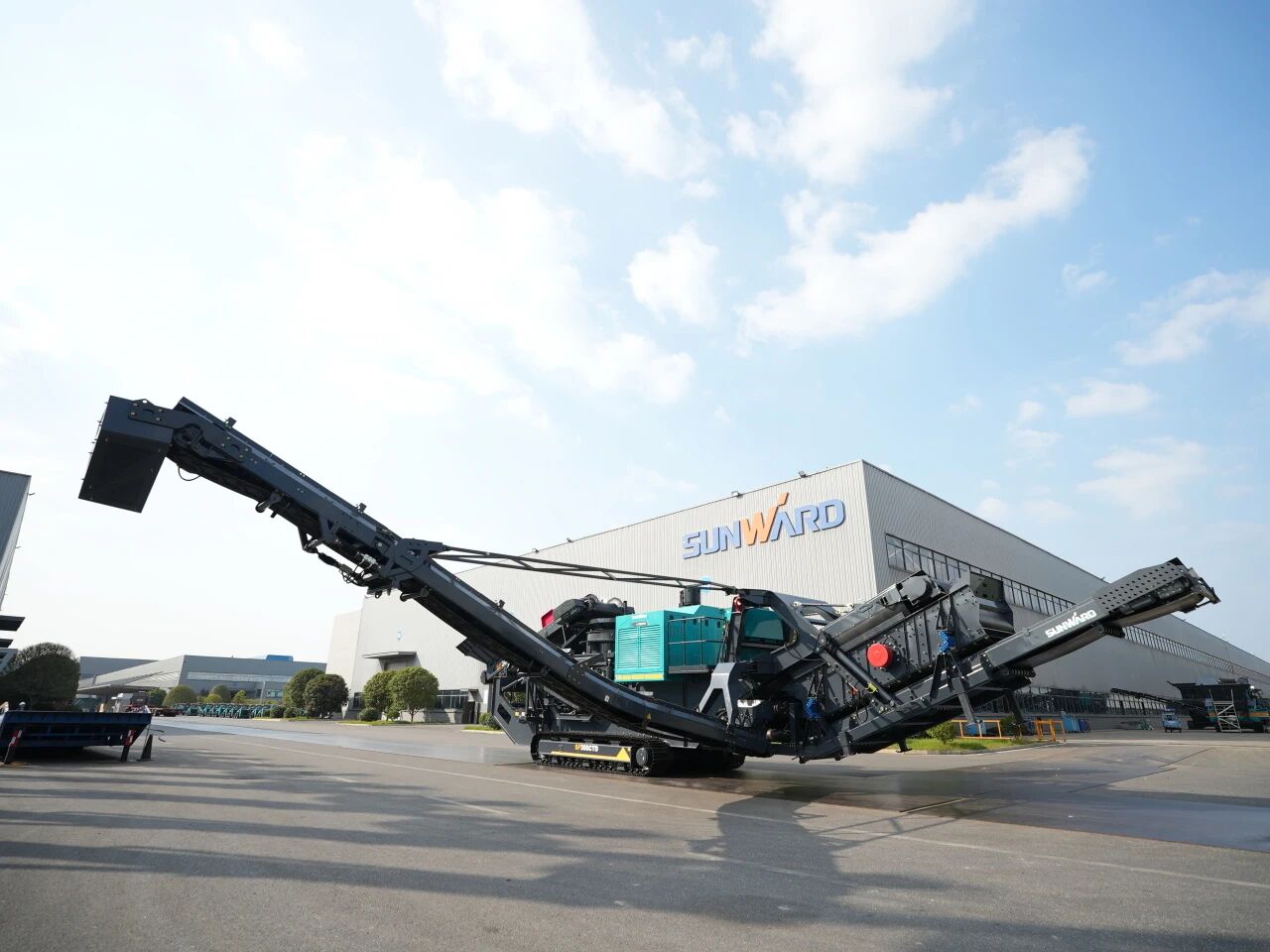 破局国际市场，无惧极寒工况！尊龙凯时官网网址智能SP300CTD柴电两用圆锥破碎站乐成下线