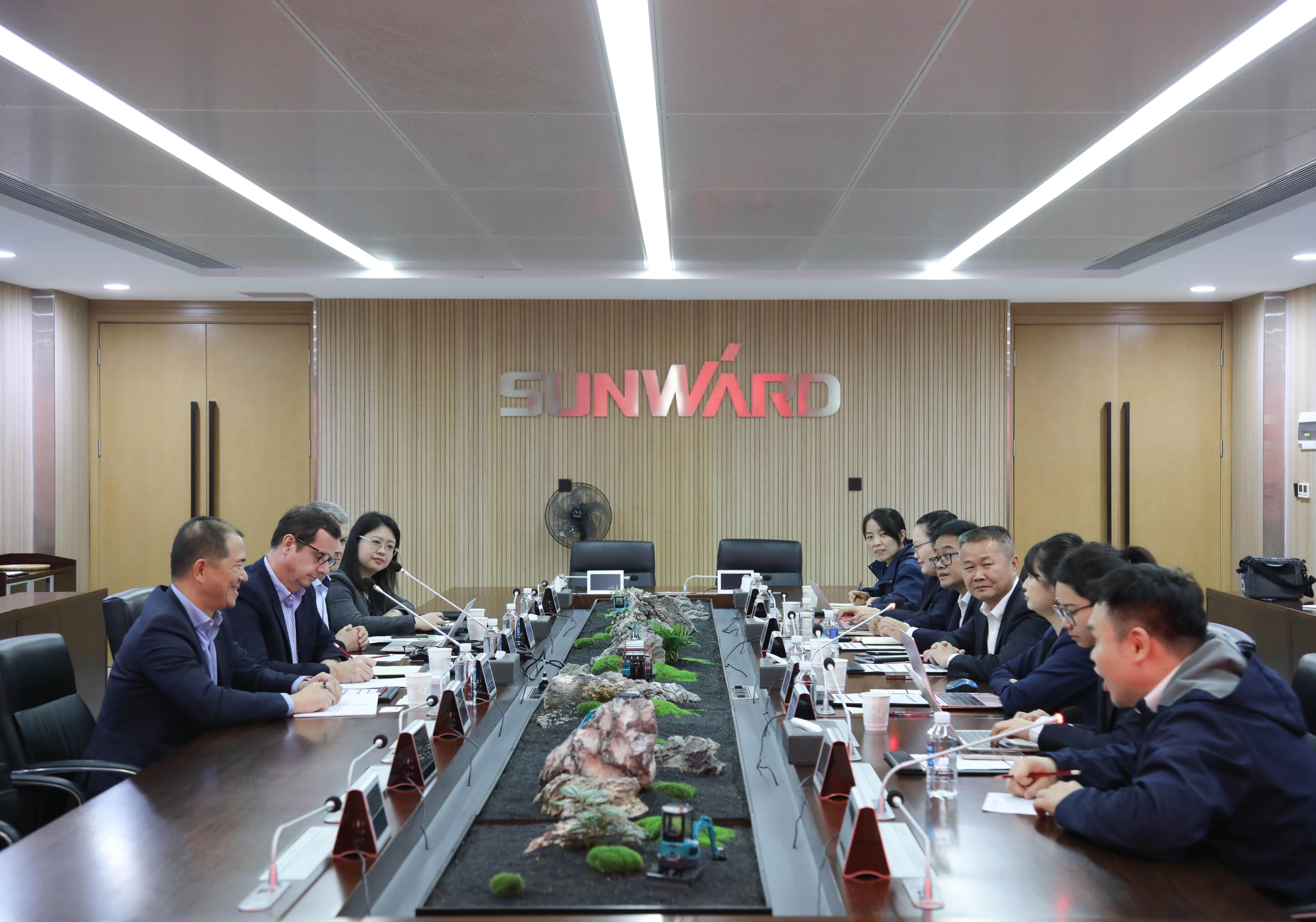 法巴租赁集团到访尊龙凯时官网网址智能，共拓相助新篇章