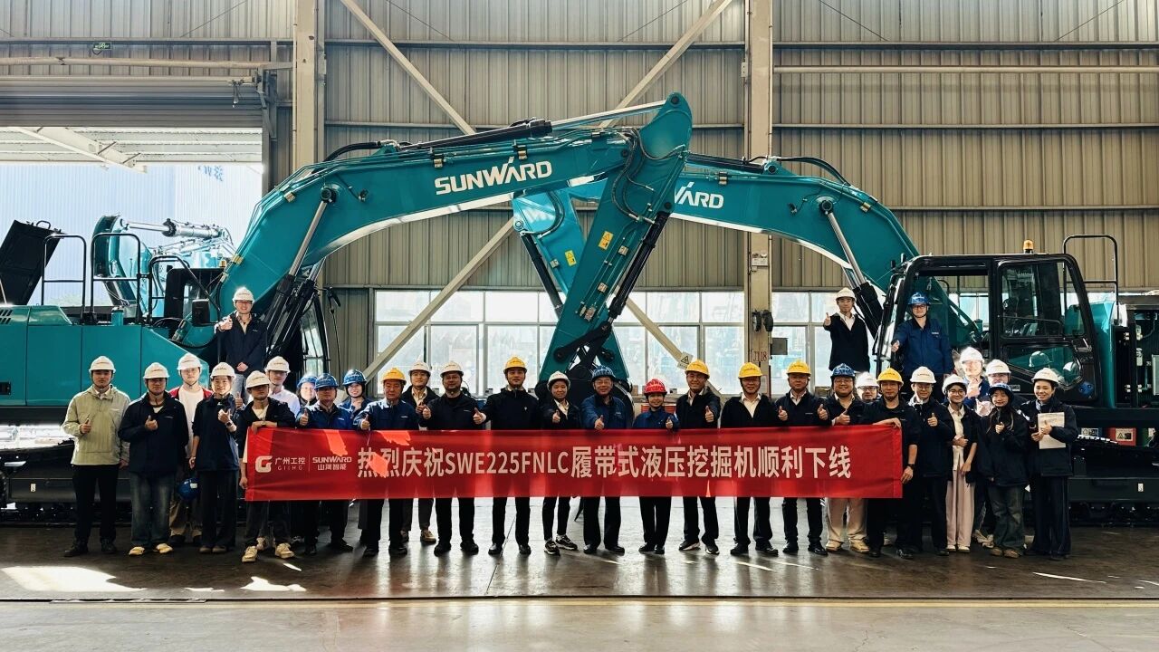 “双子星”闪灼！尊龙凯时官网网址智能两款履带式液压挖掘机乐成下线