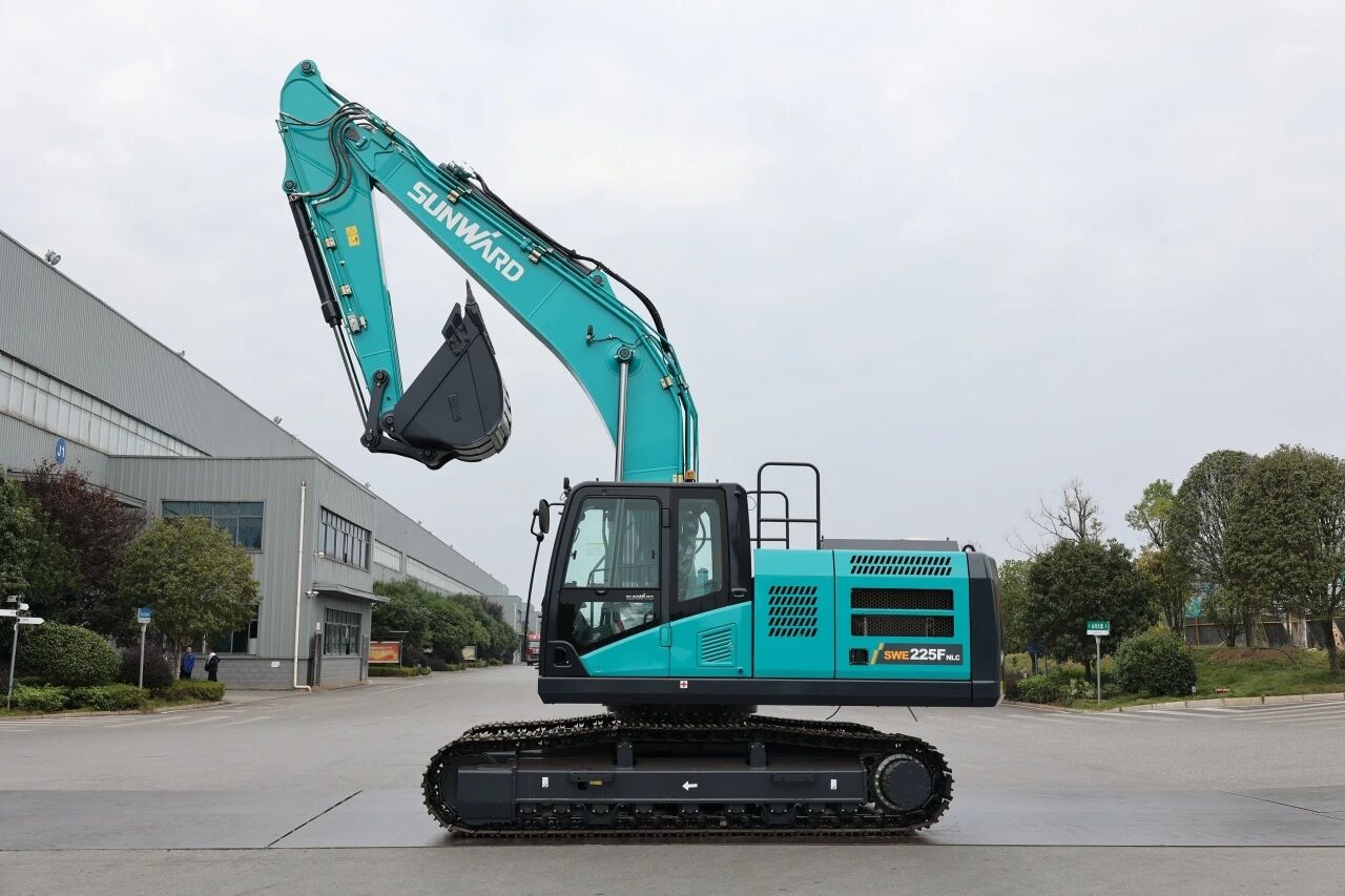 “双子星”闪灼！尊龙凯时官网网址智能两款履带式液压挖掘机乐成下线