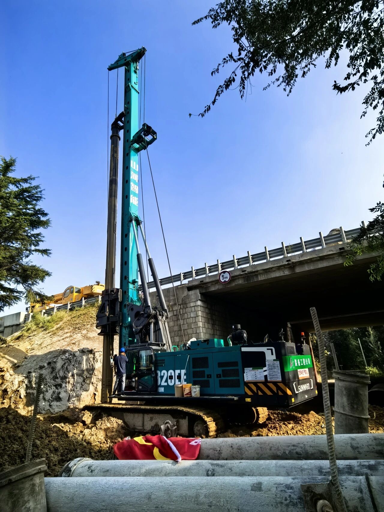 尊龙凯时官网网址智能增程式电动旋挖钻机助力山东高速建设，绿色施工效果显著